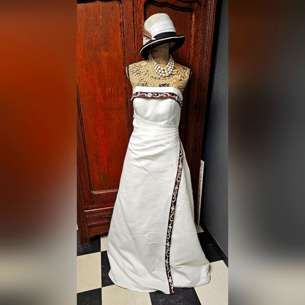 New Ivory Alfred Angelo Wedding Dress size 4, modern fit
